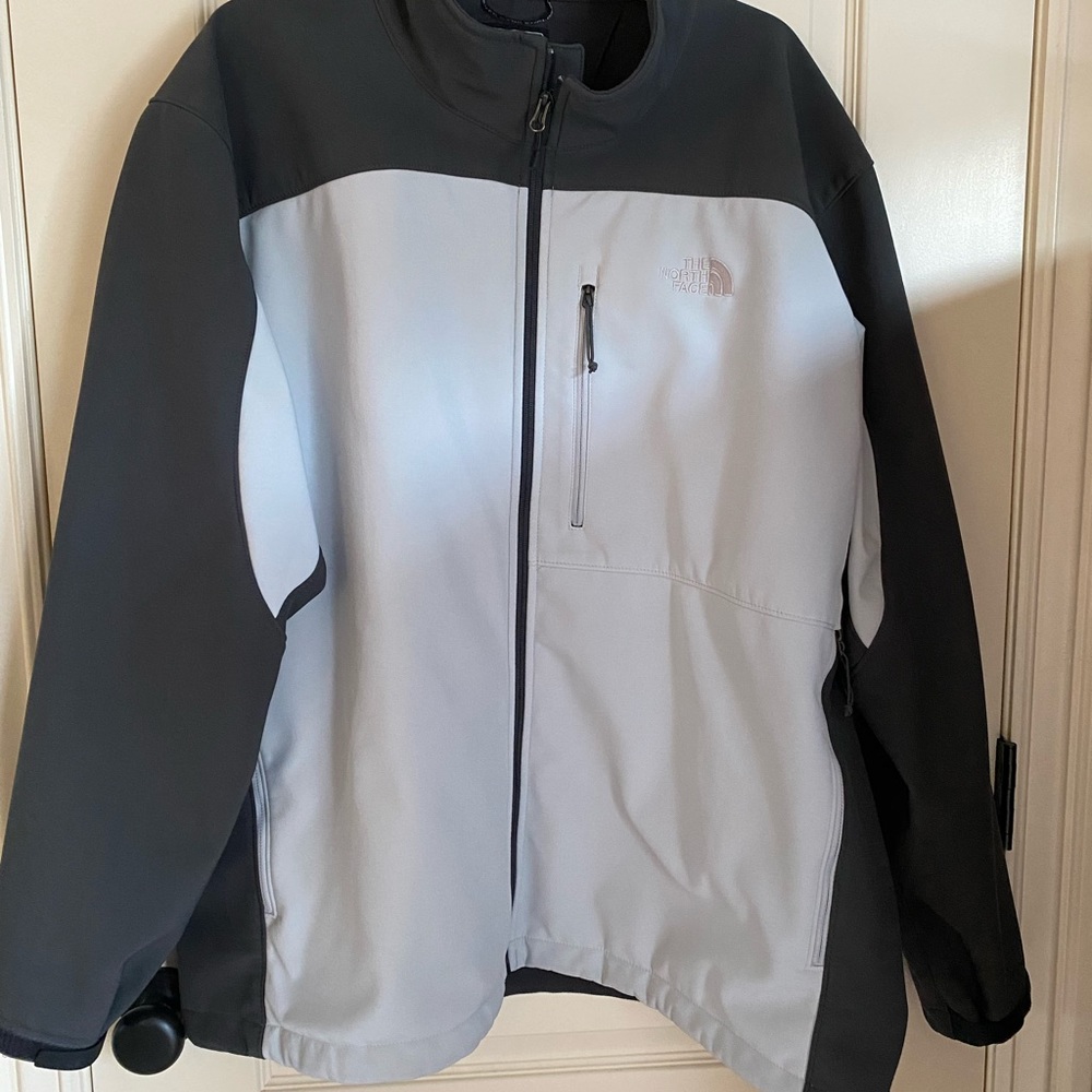 Mens 3XL NorthFace Bionic Apex Jacket. Water repellant, 3 pickets w/zippers.